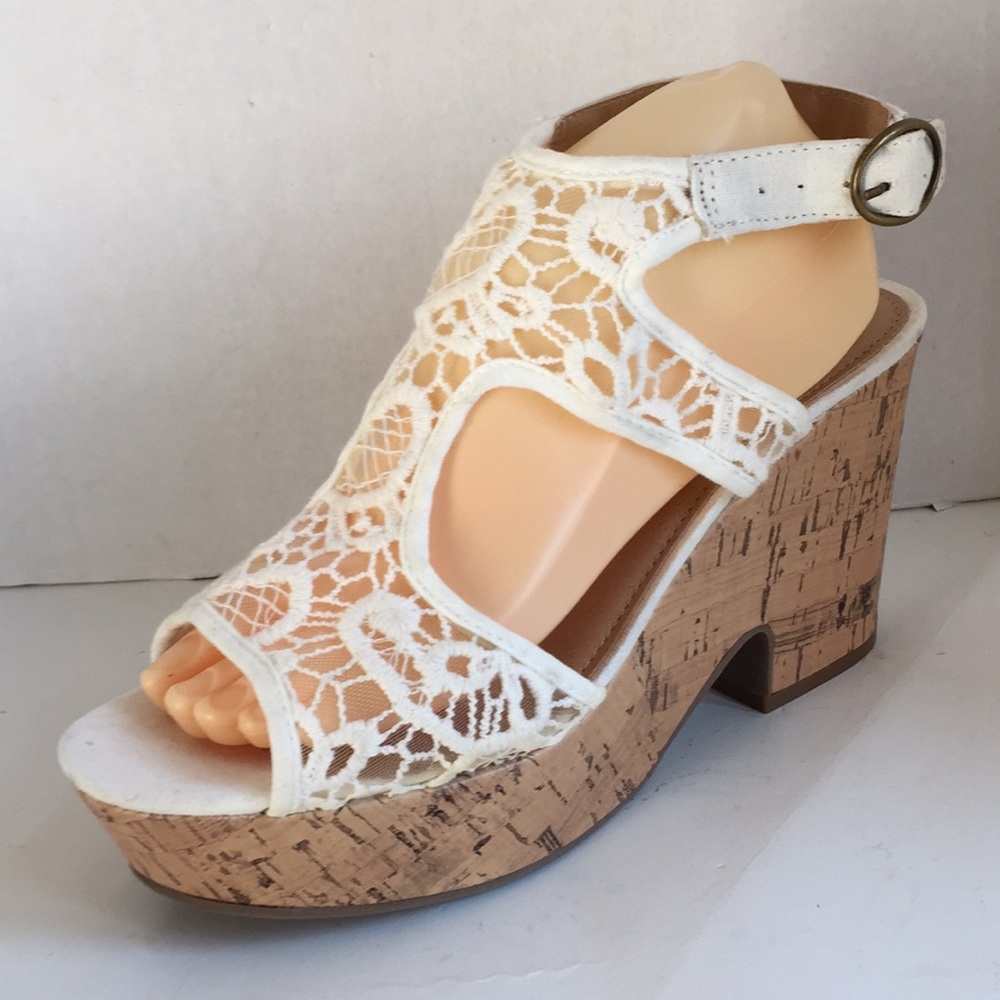 American Eagle 9.5 wide lace sandal wedge ivory